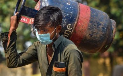 आम आदमी को झटका! घरेलू LPG सिलेंडर की कीमतें स्थिर, केवल कमर्शियल ग्राहकों को मिली राहत!