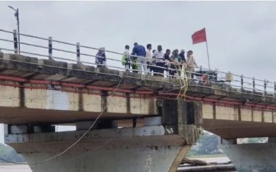 नर्मदा पुल के नीचे बना रहस्यमयी घर, पानी पर बेड लगाकर रह रहा था शख्स