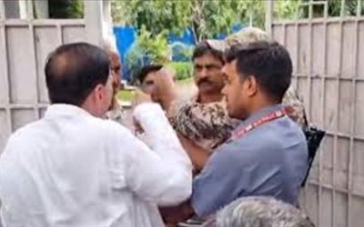 कलेक्टर पर बरसे विधायक, गुस्से में दिखाया मुक्का