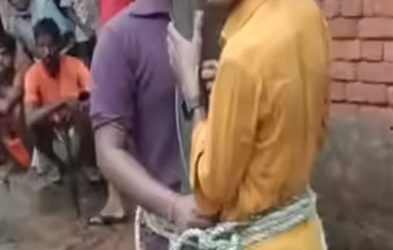 प्रतापगढ़: संदिग्ध गतिविधियों पर ग्रामीणों ने दो युवकों को पकड़ कर खंभे से बांधा