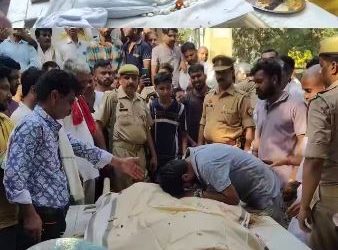 हथकड़ी लगे हाथ, आंखों में आंसू – जेल में बंद बेटे ने पिता का किया अंतिम संस्कार, 1.71 करोड़ के मामले ने छीनी खुशियां