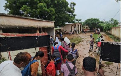 तेज बारिश ने सरकारी स्कूल को बनाया तालाब, बच्चों को गोद में उठाकर बाहर ले गए अभिभावक