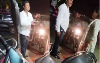 लक्जरी कार में आया रसूखदार, खुले में पेशाब करते पकड़ा गया, ठेले वाले रोकने पर तान दी पिस्टल, VIDEO वायरल