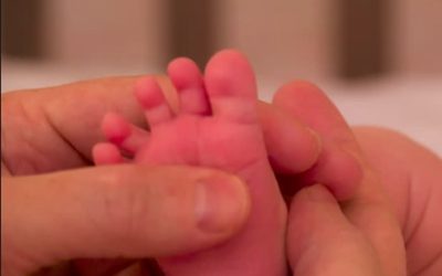 अस्पताल के बाथरूम में नाबालिग ने दिया बच्चे को जन्म, मां ने नवजात को छत से नीचे फेंका