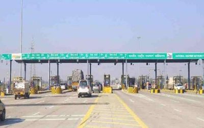 टोल प्लाजा के पास ही उखड़ी सड़कें, फिर भी पूरी वसूली : सुप्रीम कोर्ट के आदेश के बावजूद कंपनियां वसूल रहीं टैक्स