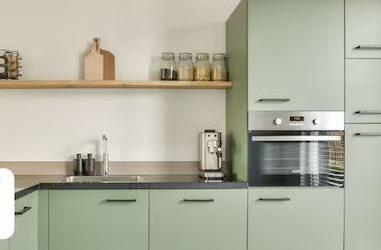 क्या आपकी रसोई सही दिशा में है? अग्नि तत्व और रंगों का वास्तु कनेक्शन जानें विस्तार से