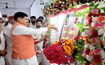 मुख्यमंत्री डॉ. यादव ने देवसर पहुंचकर पाठक के निधन पर श्रद्धांजलि अर्पित की