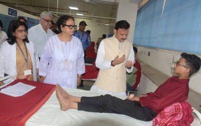 उप मुख्यमंत्री शुक्ल ने हमीदिया अस्पताल में कार्बाइड गन से प्रभावित युवाओं एवं बच्चों का हाल जाना