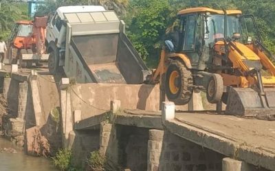 छतरपुर में बड़ा हादसा: रेत से भरे ओवरलोड ट्रक के गुजरते ही पुल ढहा