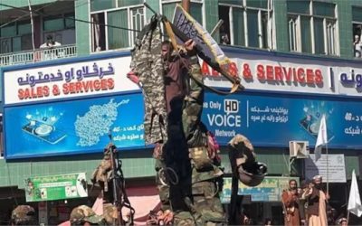 पाकिस्तानी सैनिक पैंट तक छोड़कर भागे, अफगान आर्मी ने बंदूकों पर लटकाकर मनाया जश्न