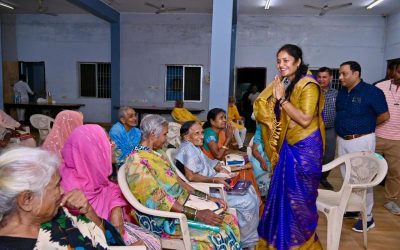 मंत्री लक्ष्मी राजवाड़े ने बुजुर्गों संग मनाई दीवाली