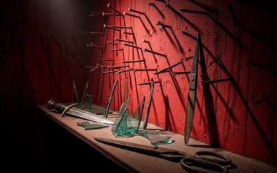 नॉर्थ ईस्ट में लगी है कीलें, रखी है धारदार चीजें, पुता है लाल रंग? आपकी शांति और सेहत के छुपे दुश्मन! छोटी-सी गलतियां बन सकती हैं बड़ी समस्या