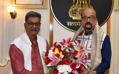 राज्यपाल रमेन डेका से छत्तीसगढ़ विधानसभा के नेता प्रतिपक्ष डॉ. महंत ने सौजन्य भेंट की