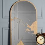 घर में रखी है बंद घड़ी, टूटा आईना और मृतक के कपड़े, बिगाड़ सकते हैं आपका नसीब