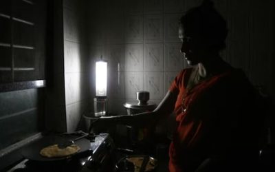 मऊ में बिजली संकट ने तोड़ी जनता की कमर, ऊर्जा मंत्री के जिले में लोग चंदा इकट्ठा कर खुद करा रहे लाइन दुरुस्ती