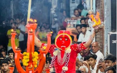 खरगोन की 407 साल पुरानी परंपरा में मां महाकाली ने किया भव्य प्रवेश, सिंह पर सवार और तलवार थामे श्रद्धालुओं को मंत्रमुग्ध किया