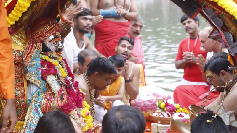 कार्तिक माह में नगर भ्रमण पर निकले बाबा महाकाल, मनमहेश रूप में भक्तों को दिए दर्शन