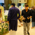 प्रेयर मीट में गूंजा सोनू निगम का स्वर, सतीश शाह की पत्नी हुईं भावुक, सितारों ने याद किए पुराने पल