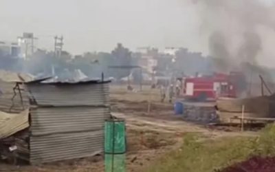 पटाखा बाजार में लगी भीषण आग, 60 से अधिक दुकानें जली, कई दुकानदार भी झुलसे