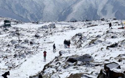 हिमाचल-उत्तराखंड में बर्फबारी से खिली पर्यटकों की बहार, मौसम विभाग ने जारी किया रेड अलर्ट